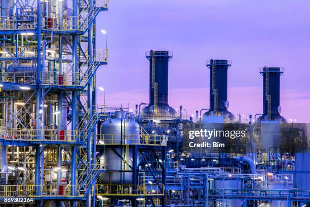 fábrica petroquímica no crepúsculo - oil refinery - fotografias e filmes do acervo