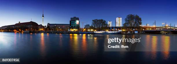 berlin skyline panorama -  blue hour near jannowitzbrücke at spree river (berlin mitte, germany) - berlin panorama stock-fotos und bilder