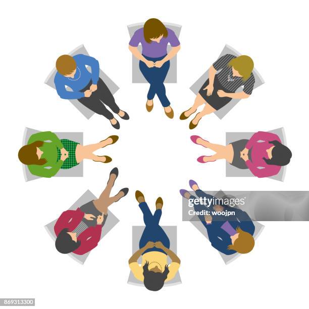 draufsicht der frauen im kreis diskussion - birds eye office vector stock-grafiken, -clipart, -cartoons und -symbole