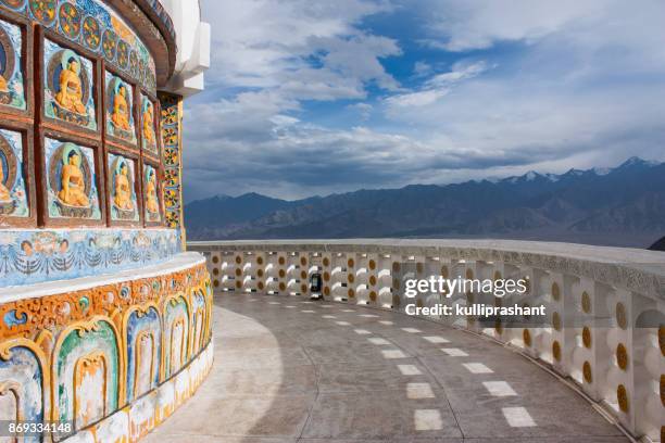 shanti stupa, leh city, ladakh - tempel shanti stupa stock-fotos und bilder