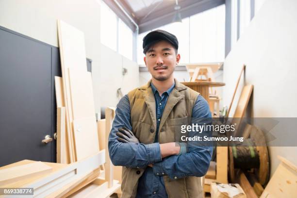 portrait of carpenter in workshop - フラットキャップ ストックフォトと画像
