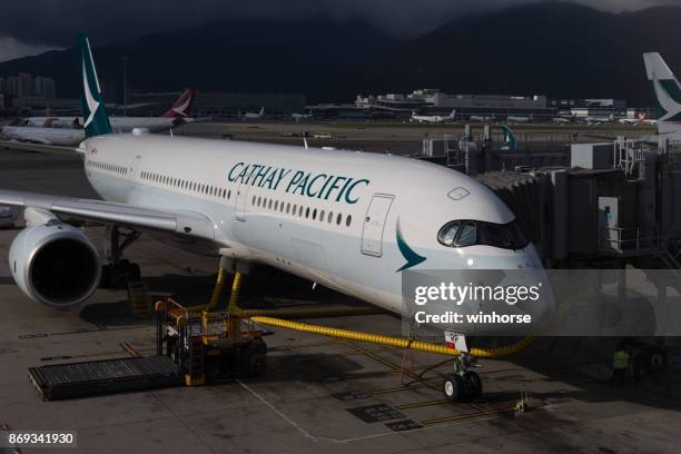 cathay pacific airbus a350-900 vliegtuigen in hong kong - airbus 350 900 stockfoto's en -beelden