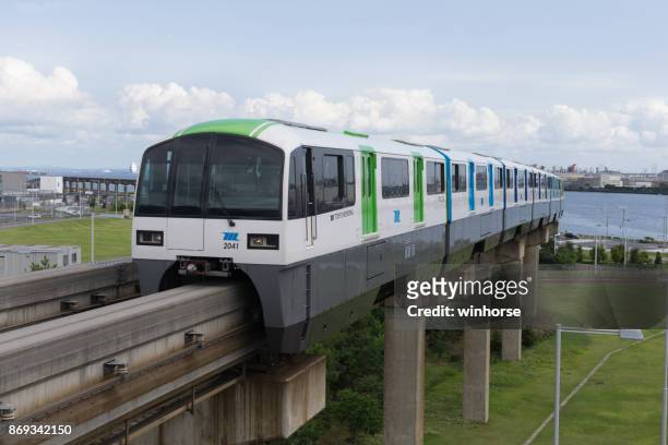 tokyo monorail trein in japan - tokyo international airport stockfoto's en -beelden