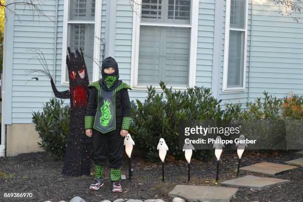 ninja halloween costume - ninja kid stock-fotos und bilder