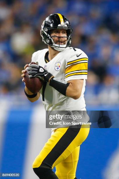 Pittsburgh Steelers quarterback Ben Roethlisberger looks for an open receiver during game action between the Pittsburgh Steelers and the Detroit...