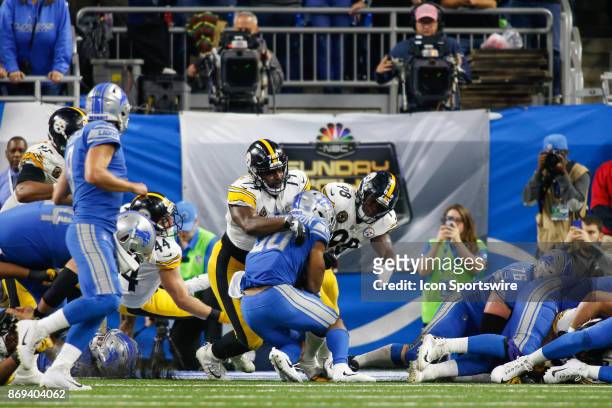 Pittsburgh Steelers defensive tackle Javon Hargrave and Pittsburgh Steelers linebacker Vince Williams tackle Detroit Lions running back Dwayne...