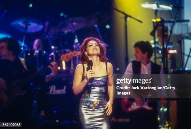 Cuban-born American Pop musician Gloria Estefan performs on stage during the 'Divas Live - An Honors Concert for VH1 Save the Music' concert at the...