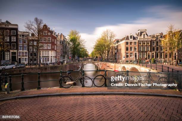 amsterdam bicycles - amsterdam canals stockfoto's en -beelden
