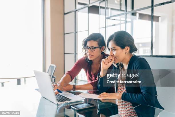 individuele zakelijke bijeenkomst - hispanic woman computer stockfoto's en -beelden