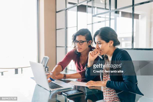 one-to-one business meeting - role model stock pictures, royalty-free photos & images