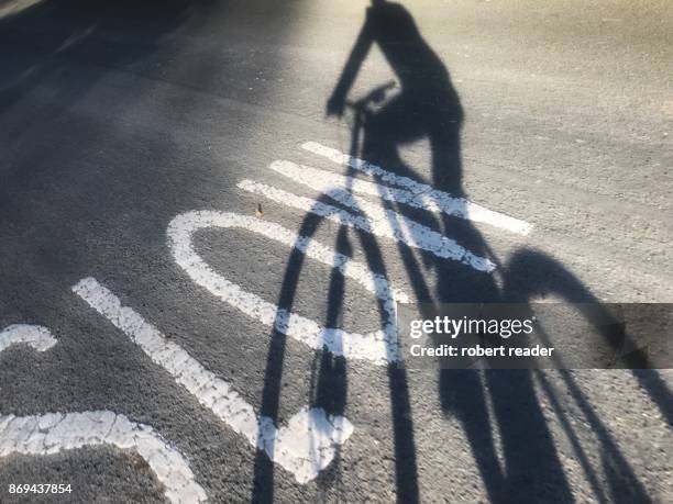 bike shadow - langzaam stockfoto's en -beelden