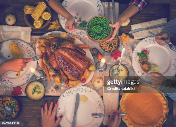 traditionele gevuld thanksgiving kalkoen diner - american pie stockfoto's en -beelden