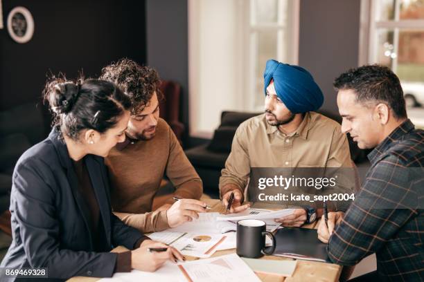 gruppe von menschen diskutieren neue strategien - indian lunch stock-fotos und bilder