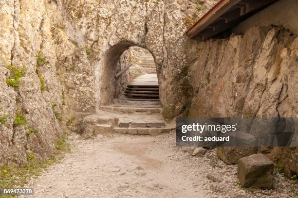 visegrad kasteel alley uitgehouwen in de rots - fortress gate and staircases stockfoto's en -beelden