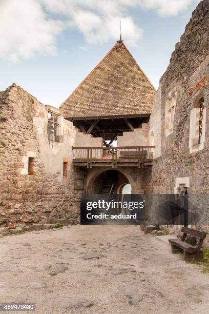 hoofdingang van het visegrad kasteel aan de bovenste muren - fortress gate and staircases stockfoto's en -beelden