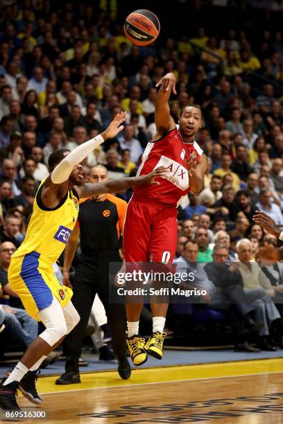 Andrew Goudelock, #0 of AX Armani Exchange Olimpia Milan competes with Deshaun Thomas, #1 of Maccabi Fox Tel Aviv during the 2017/2018 Turkish...