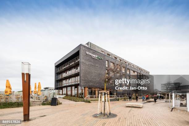 flotsam hotel in st. peter-ording, germany - sankt peter ording stock pictures, royalty-free photos & images