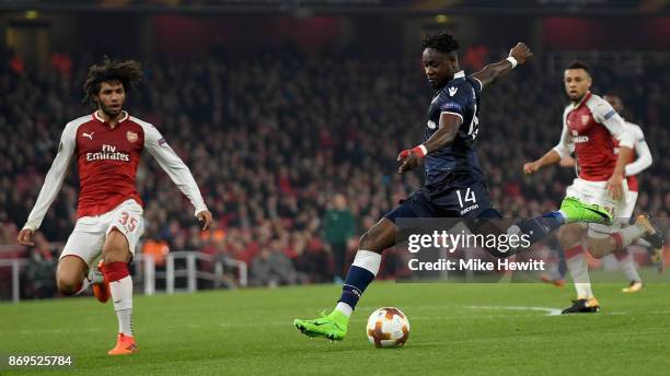 Richmond Boakye of FK Crvena Zvezda shoots during the UEFA Europa League group H match between Arsenal FC and Crvena Zvezda at Emirates Stadium on...