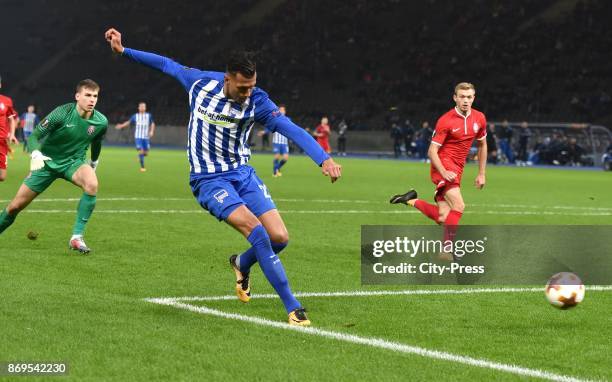 Davie Selke of Hertha BSC goals to 2:0 during the game between Hertha BSC and Zorya Luhansk on November 2, 2017 in Berlin, Germany.