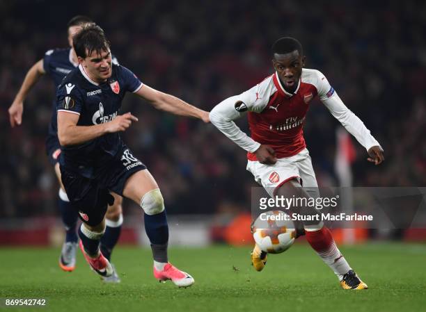 Eddie Nketiah of Arsenal takes on Filip Stojkovic of Red Star during the UEFA Europa League group H match between Arsenal FC and Crvena Zvezda at...