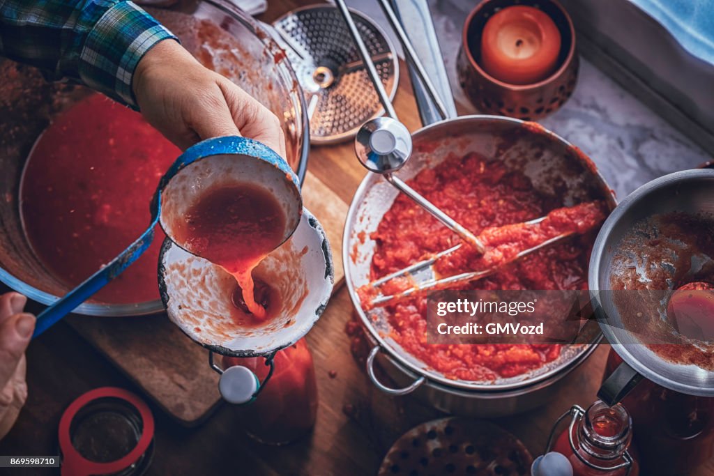 Preparando salsa de tomate casera y conservar en botellas