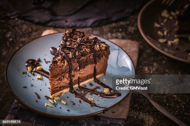 köstliche schokoladen-layer cake - torto stock-fotos und bilder