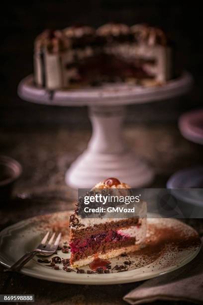 schwarzwald-kuchen mit schlagsahne - black forest gateau stock-fotos und bilder