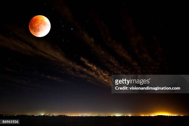 lunar eclipse - maansverduistering stockfoto's en -beelden