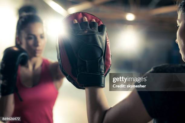 primo tempo per esercitare pugni su un allenamento di boxe. - autodifesa foto e immagini stock