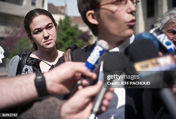 Jennifer Chary qui devait se marier avec M'hamed, un jeune homme Marocain de 24 ans sans papiers, expulsé "neuf jours" avant leur mariage, écoute son...