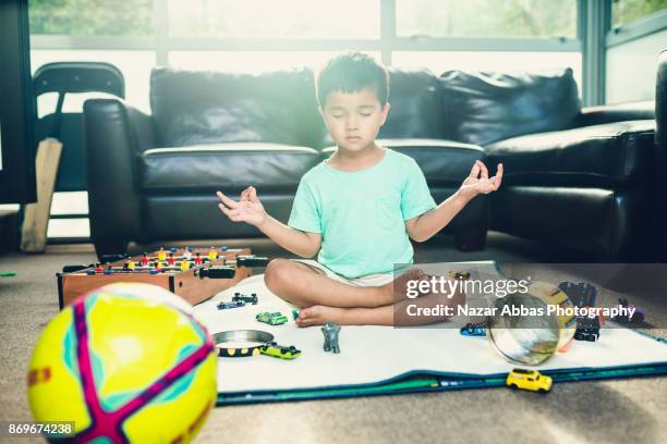 kid trying to calm himself in room. - auckland city busy stockfoto's en -beelden