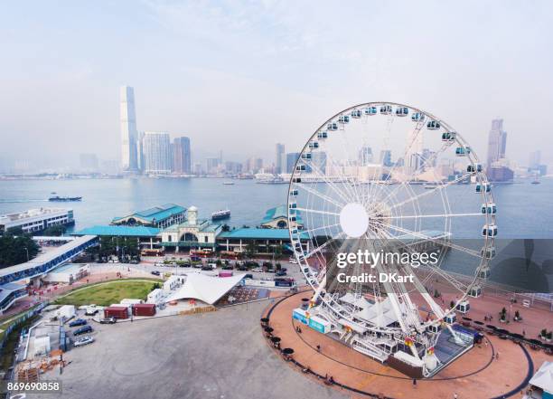 horizonte de hong kong - centro de convenção e exposição de hong kong - fotografias e filmes do acervo