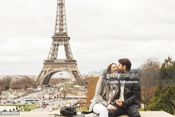 die stadt der romantik - couple paris tour eiffel trocadero stock-fotos und bilder