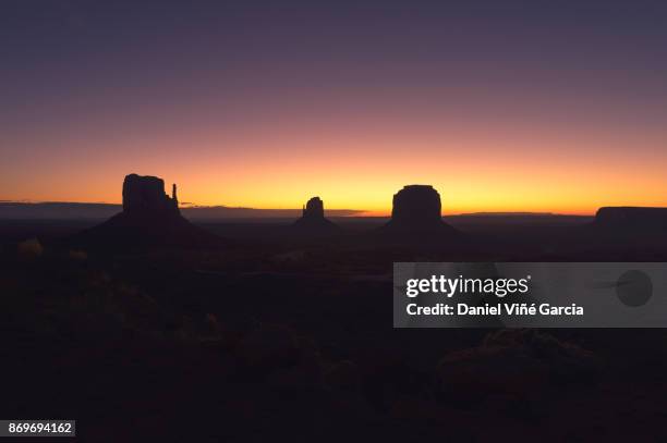 monument valley sunrise - west mitten stock-fotos und bilder