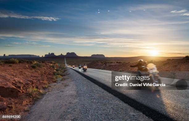 bikes on the road to monument valley - desert road foto e immagini stock