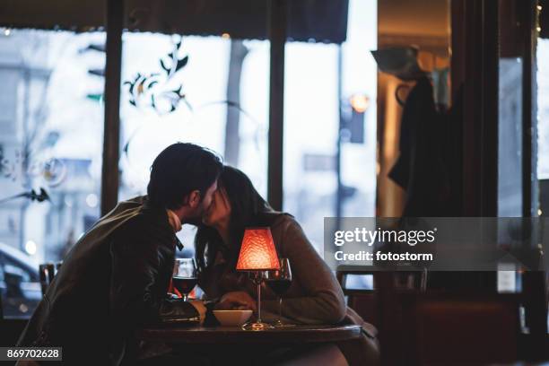 lovers zoenen - romantic dinner at restaurant stockfoto's en -beelden