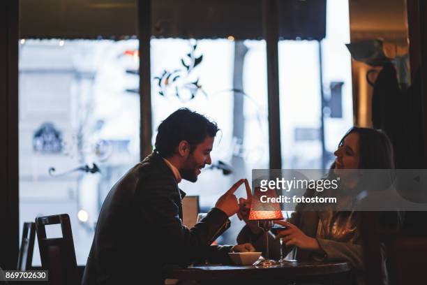 jeune couple dans un café - bar tender photos et images de collection