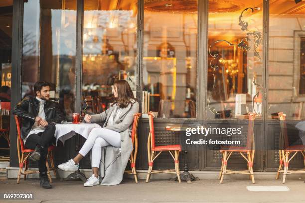 een klassieke parijse café - frans stockfoto's en -beelden