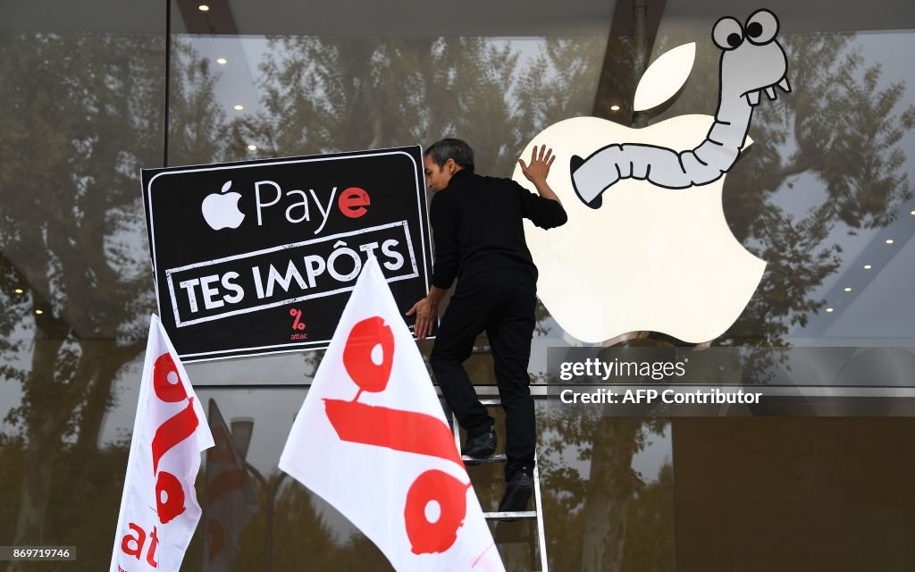 FRANCE-TECH-APPLE-SMARTPHONE-DEMO