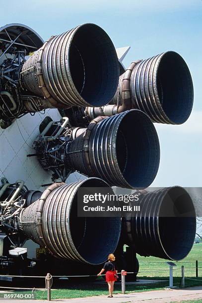 saturn v rocket, lyndon b johnson space center, houston, texas, usa - raketentriebwerk stock-fotos und bilder