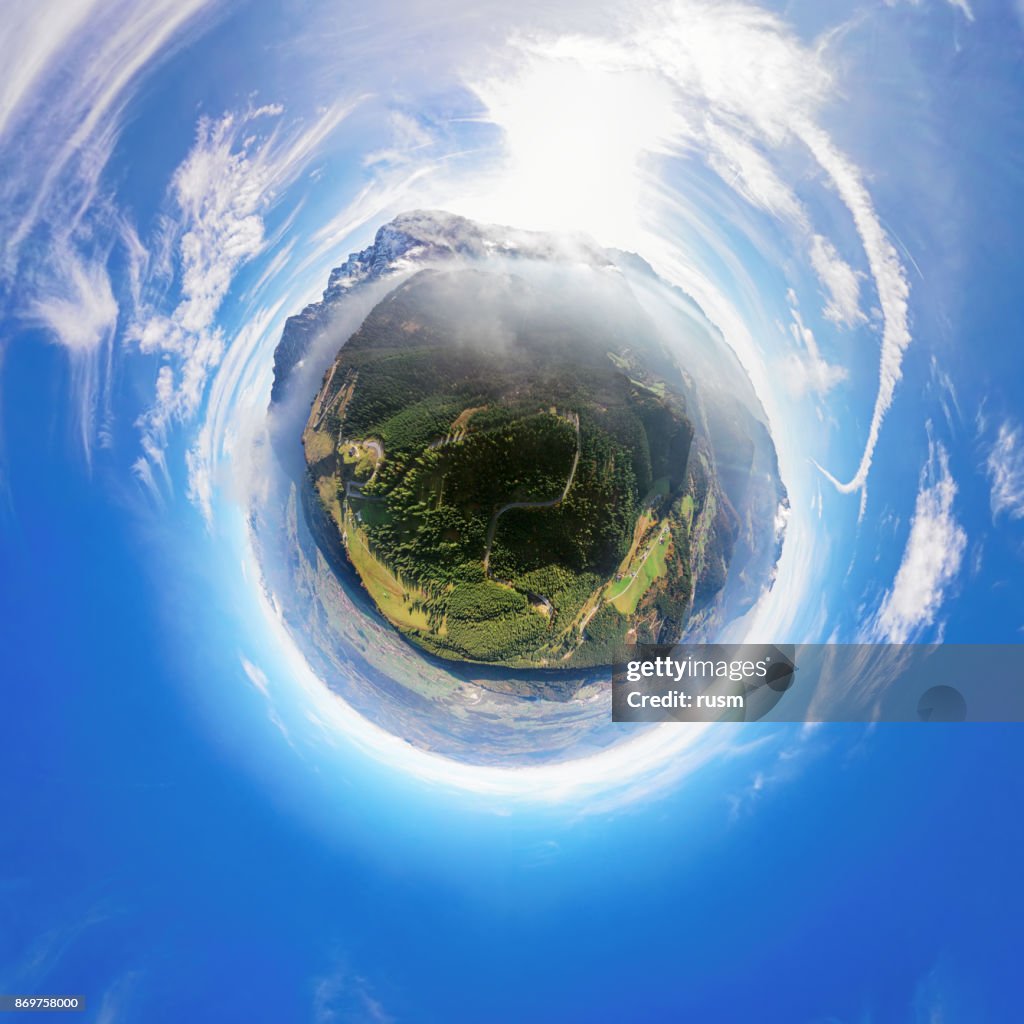 Pequeno panorama aéreo do planeta de Rossfeld estrada panorâmica da montanha, Berchtesgaden, Alemanha