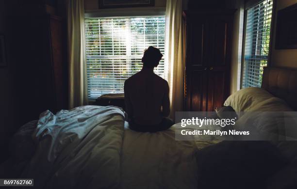 hombre cansado de despertarse en la mañana - despertar fotografías e imágenes de stock