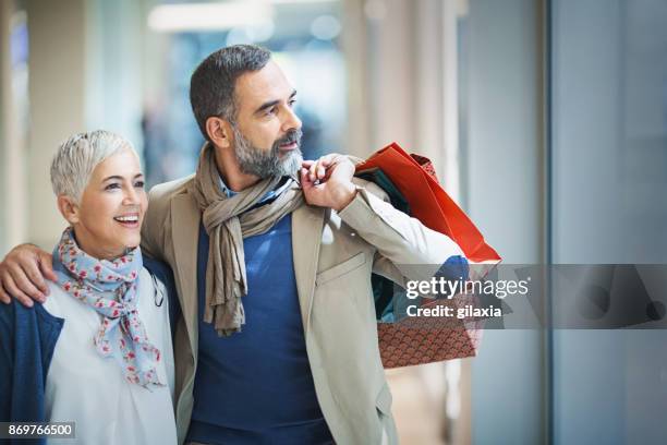 black friday - couple shopping in shopping mall stockfoto's en -beelden