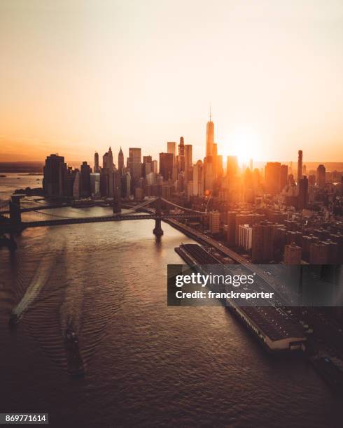 manhattan skyline luftbild in der abenddämmerung - queens stad new york stock-fotos und bilder