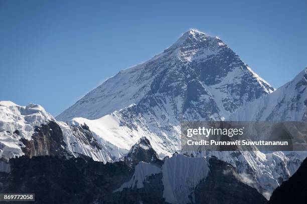 everest mountain peak view from gokyo ri, everest region, nepal - gokyo ri stock-fotos und bilder