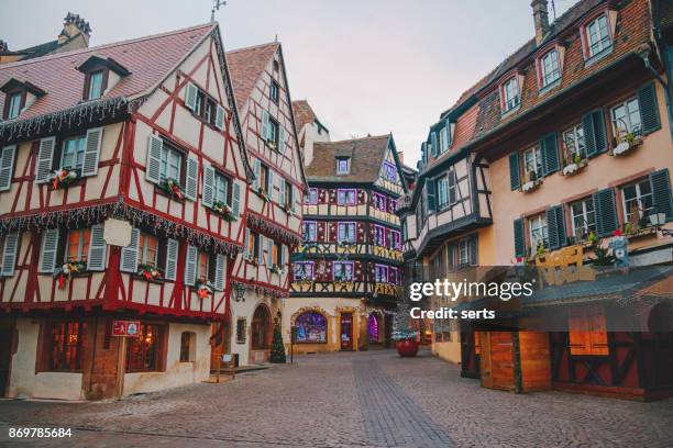 weihnachtszeit in colmar, elsass, frankreich - mittelalter markt stock-fotos und bilder