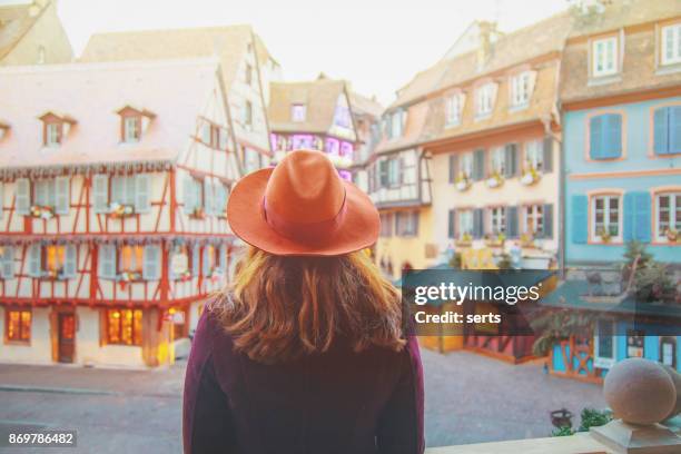 giovane donna che si gode il natale a colmar, francia - alsazia foto e immagini stock