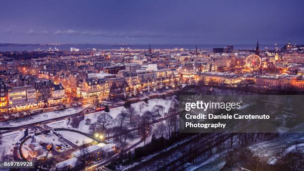 christmas from the castle - new town edimburgo fotografías e imágenes de stock