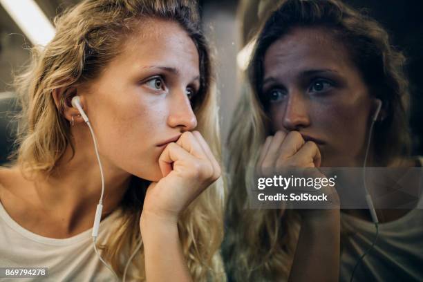 ontspannen op de trein - smart windows stockfoto's en -beelden