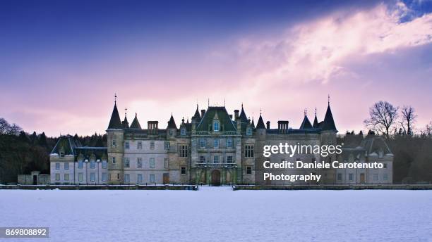 callendar house in the snow - daniele carotenuto stock pictures, royalty-free photos & images